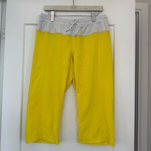LULULEMON STEP LIVELY CROP PANTS IN YELLOW & WHITE